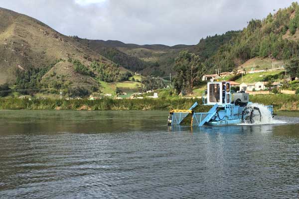 Aquarius Systems Aquatic Weed Harvester Weed Harvester cutting and removing weeds on lake in Colombia
