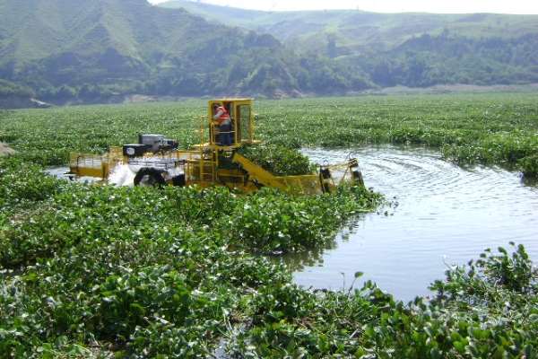 Columbia March 09 (169) Aquatic Weed Harvester with cab in Colombia