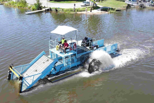 HM-620 Aquatic Weed Harvester Little Muskego Training day on aquatic weed harvester in Wisconsin.